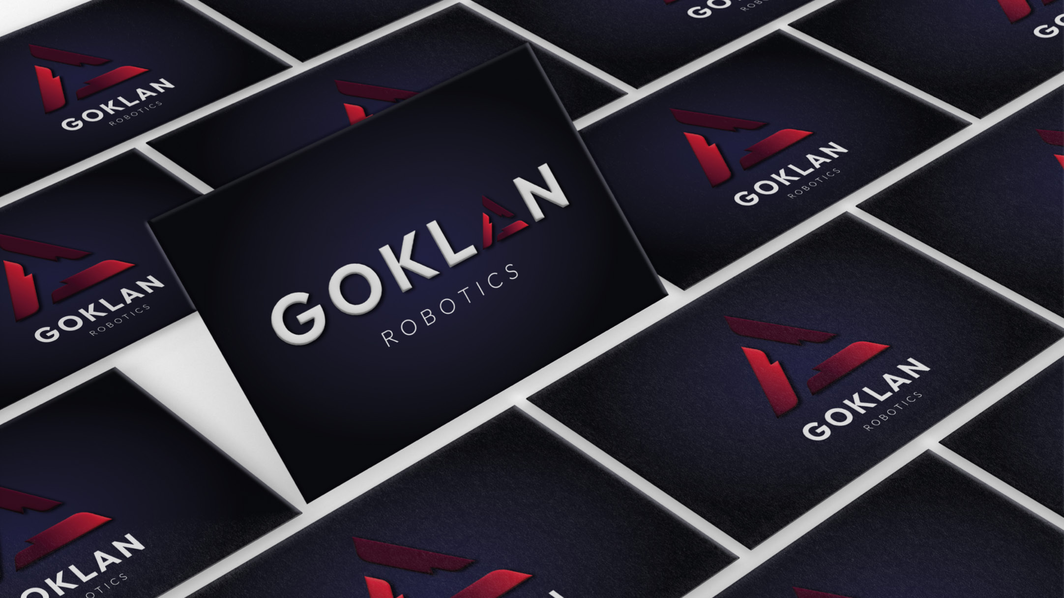 Tarjetas corporativas GOKLAN sobre superficie industrial